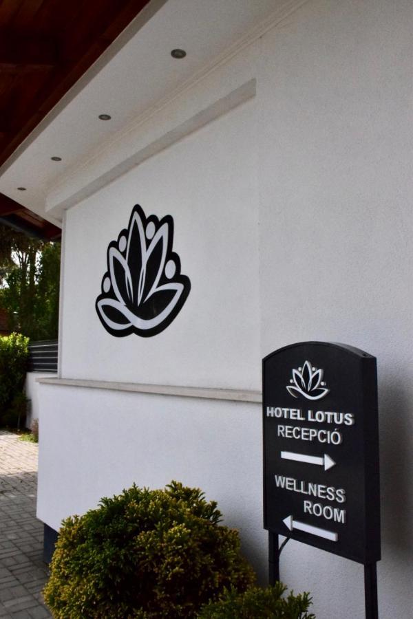 Hotel Lotus Halasztelek Exterior photo