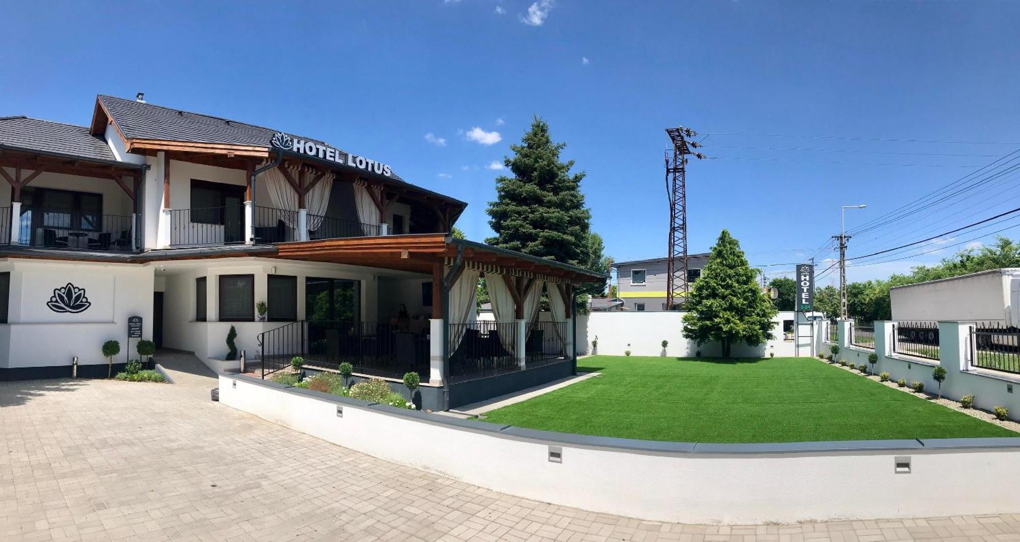 Hotel Lotus Halasztelek Exterior photo